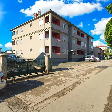 Apartment Sara 1634 شقة بولا