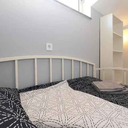 Apartment Sara 1634 شقة