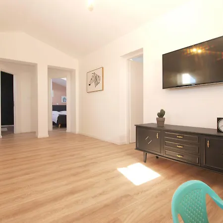 Apartment Sara 1634 شقة